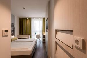 Rúm í herbergi á Super 8 by Wyndham Dresden