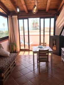 諾托碼頭的住宿－Panorama sul Mare，客厅配有桌子和沙发
