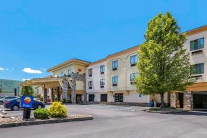 un hotel con un coche aparcado en un aparcamiento en Comfort Inn Williamsport, en Williamsport