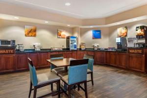 A restaurant or other place to eat at Comfort Inn Williamsport