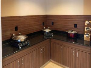 una cocina con 2 ollas y sartenes en una encimera en Comfort Inn & Suites Ankeny - Des Moines, en Ankeny