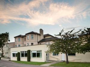 un gran edificio blanco con un árbol delante en Mercure Maidstone Great Danes Hotel, en Maidstone