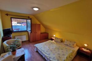 1 dormitorio con cama y ventana en Apartmán Adrianka, en Turčianske Teplice