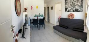 ein Wohnzimmer mit einem Sofa und einem Esszimmer in der Unterkunft Holiday Villa with Sea View in Gran Alacant