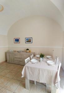 comedor con mesa blanca y sillas en Palma House en Catania