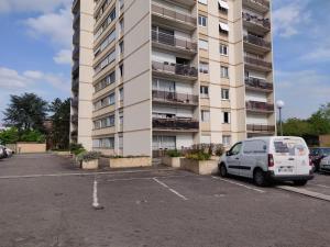 een busje geparkeerd op een parkeerplaats voor een gebouw bij Appart'HomeCity - Rouen Grand Prieuré in Rouen