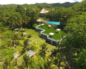 Bazén v ubytování Amun Ini Beach Resort & Spa nebo v jeho okolí