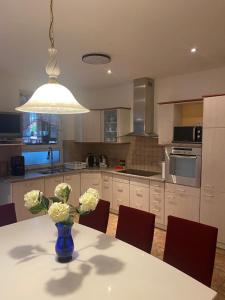 una cocina con una mesa con un jarrón de flores. en Ferienwohnung mit Terrasse, en Aue