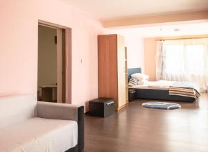 Pensiunea Magda في كامبولونغ مولدوفينيسك: غرفة نوم صغيرة بها سريرين ومرآة