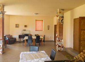 Pensiunea Magda في كامبولونغ مولدوفينيسك: غرفة معيشة مع طاولة وكراسي