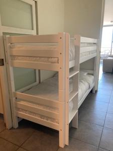 - deux lits superposés dans une chambre dans l'établissement Studio Ascot, à Ostende