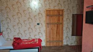 una habitación con una puerta y una pared en Fridays Hotel en Shongran