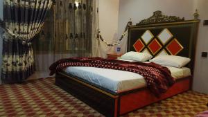 ein Schlafzimmer mit einem großen Bett in einem Zimmer in der Unterkunft Fridays Hotel in Shongran