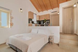 Η κουζίνα ή μικρή κουζίνα στο Spartia Suites - Brand New Seaview Suites!!