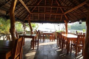 un ristorante con tavoli e sedie e vista sull'acqua di Lonely Beach Resort Tangalle a Tangalle