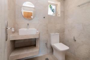 Ένα μπάνιο στο Spartia Suites - Brand New Seaview Suites!! +19 φωτογραφίες