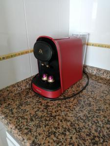 una cafetera roja sentada en un mostrador en Amatista 110 en Calpe