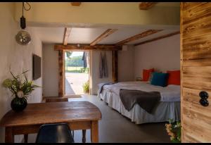 赫加奈斯的住宿－Fröken Hjorts Bed and Breakfast，一间卧室设有两张床、一张桌子和一个窗口