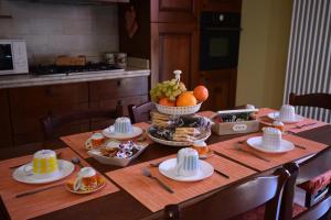 B&B Villa Passero في Torricella Sicura: طاولة عليها بوفيه طعام