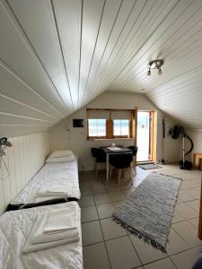 Postel nebo postele na pokoji v ubytování Midnattsol rom og hytter