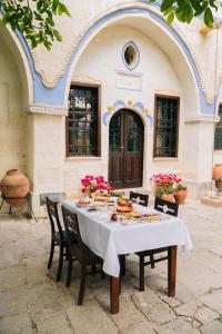 stół z jedzeniem na nim przed budynkiem w obiekcie Gul Konakları - Sinasos - Special Category w mieście Ürgüp