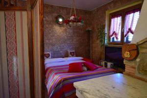 a bedroom with a bed with a colorful blanket at B&B Villa Passero in Torricella Sicura