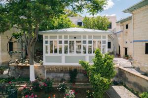 een tuinhuisje in de achtertuin van een huis bij Gul Konakları - Sinasos - Special Category in Urgup