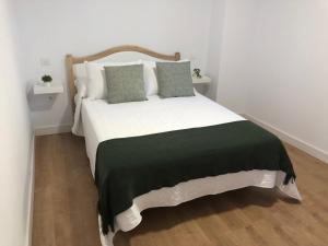 Postel nebo postele na pokoji v ubytování Apartamentos El Puente
