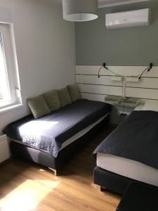 Un dormitorio con una cama y una lámpara. en ZÁMOR HOLIDAY HOUSE en Keszthely