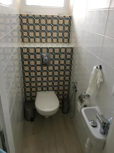 A bathroom at ZÁMOR HOLIDAY HOUSE
