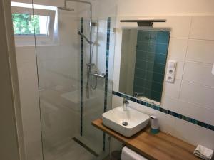 A bathroom at ZÁMOR HOLIDAY HOUSE Még 33 kép