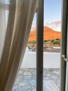 una puerta abierta con vistas a la montaña en Volto, en Mirsíni