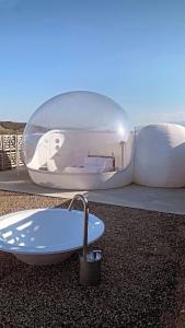 einer Glaskuppel mit einem Waschbecken und einem Wasserhahn in der Unterkunft Hotel Aire de Bardenas in Tudela