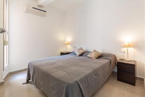 1 dormitorio con 1 cama con 2 mesitas de noche y 2 lámparas en Soling 19 en La Manga del Mar Menor