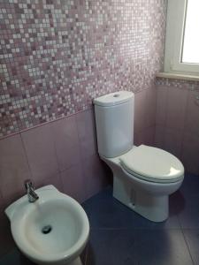 uma casa de banho com um WC e um lavatório em House 123 em Sorso