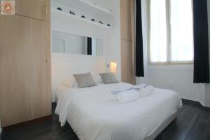カンヌにあるALC - MOL6 - 9 min Palais and 5 min Beachesのベッドルーム1室(白いシーツが備わるベッド2台、窓付)