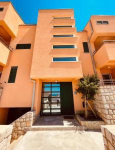 Budova, kde se apartmán nachází + 37 fotografií