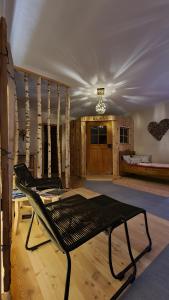 a room with a bench in the middle of a room at Kleines Zirbelhotel - ÜF in Oberammergau