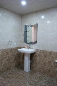y baño con lavabo y espejo. en Guest House Kumayri, en Gyumri