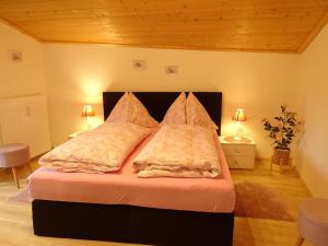 Un pat sau paturi într-o cameră la Appartementhaus Hochkönig 1 - Alpenrose