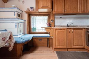 Kuchyňa alebo kuchynka v ubytovaní Mansarda 4 posti letto in Villa a Borca di Cadore