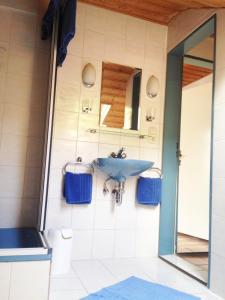 ein Badezimmer mit Waschbecken und Spiegel in der Unterkunft Ferienwohnung Gruß aus Partenkirchen in Garmisch-Partenkirchen