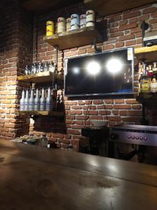 eine Bar mit einer Backsteinwand mit einer Theke und einer Theke in der Unterkunft The Wolf Hotel in Istanbul