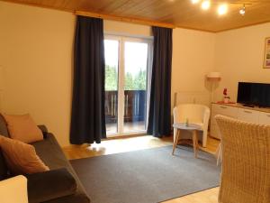 A television and/or entertainment centre at Appartementhaus Hochkönig 1 - Alpenrose Még 23 kép