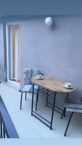 une table et des chaises dans une pièce avec une table et des chaises dans l'établissement Apartment Zara, à Zadar