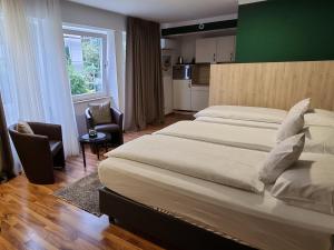 Postel nebo postele na pokoji v ubytování ZUM ZIEL Hotel Grenzach-Wyhlen bei Basel
