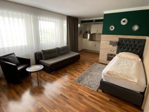 Postel nebo postele na pokoji v ubytování ZUM ZIEL Hotel Grenzach-Wyhlen bei Basel