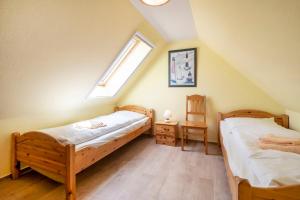 Un pat sau paturi într-o cameră la Ferienpark Freesenbruch Wohnung 4 4 - Seeschwalbe +31 fotografii