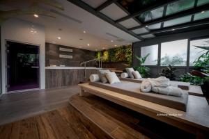 Uma área de estar em Central Park Hôtel & Spa