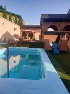 Bazén v ubytování Guesthouse Prenociste Faraon nebo v jeho okolí